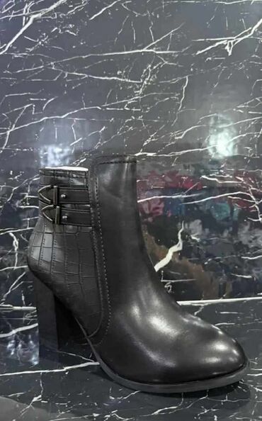 Čizme: Cizmice

NABAVKA
36-41
4300 din 💥 — 19