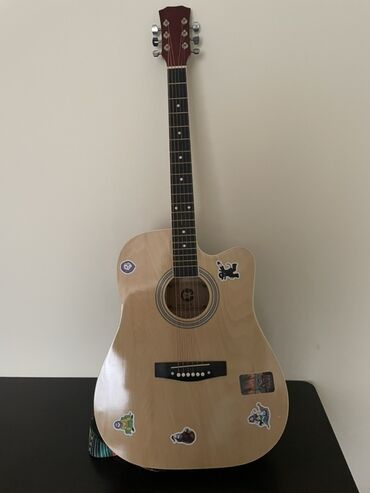 электрогитара для новичка: Акустическая гитара с вырезом (cutaway) под верхний регистр