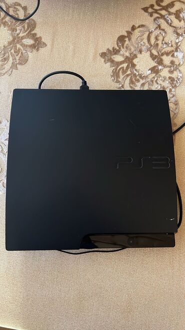 джойстик sony playstation 3: Qara rəngdə olan Sony PlayStation 3 oyun konsolu. Evdə əyləncə üçün