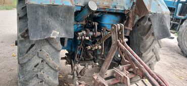 Traktor qoşquları: Mavi rəngdə, dörd təkərli traktor satılır. Bu traktor əkin sahələrini