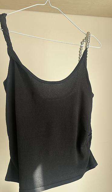 Matraslar: ZARA metal muncuqlu asqısı olan bluz L razmerdir ama dar kalıpdır ona — 25