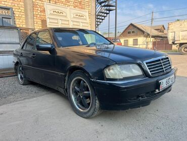 кузов мерс 202: Автомобиль Mercedes-Benz C180 классического черного цвета. Эта модель