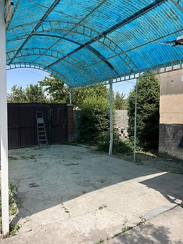 Продажа полдома: Продаю дом В селе Кунтуу, большой двор, 4 сарая, тапчан, навес — 23
