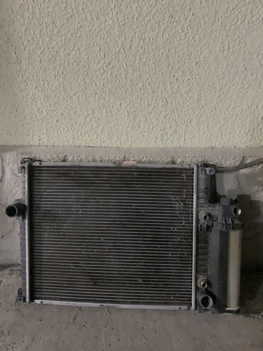 Радиаторы: Продаю радиатор на бмв е39 состояние сот хорошее подтекает из