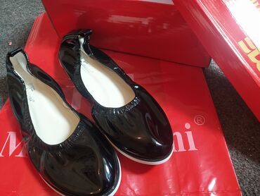обувь puma: Продаю балетка красивый,удобный качественный.37 размер.только черный