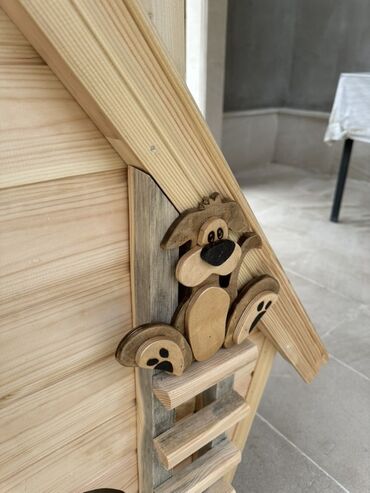 Yuvalar: Yeri pol taxtasından yığılmadı ümumi yuva özü obşıvka taxtadan.Damı — 4