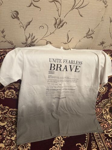 Köynəklər: Məhsul: Qısaqol T‑shirt - Rəng keçidi: Ağdan boz‑bozaya ombre