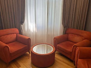 divan dəri: Narıncı tonlarda yumşaq dəriyəoxşar parça ilə üzlənmiş oturma dəsti — 4
