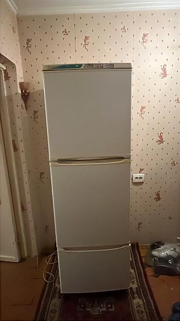 fridge: Нерабочий мотор ушел Двухкамерный холодильник белого цвета с нижней — 1