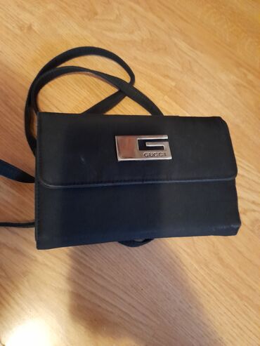 Oprema: Gucci novcanik-torbica, ima posebnu pregradu za mobilne telefone