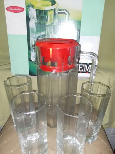 пластиковые посуды: Набор из графина и 4 стаканов для летних напитков. Новый в упаковке