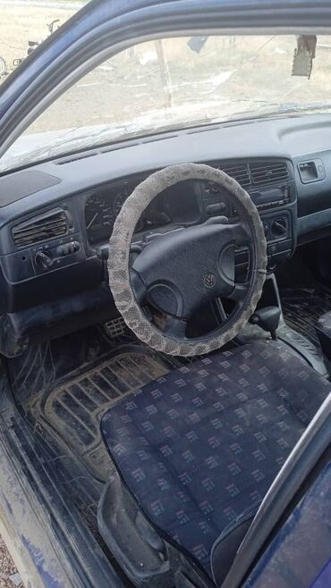сиденья голф: Хэтчбек Volkswagen Golf синего цвета с классическим дизайном кузова