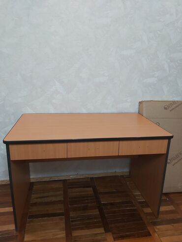 стол качественный: Офисный Стол, цвет - Коричневый, Б/у