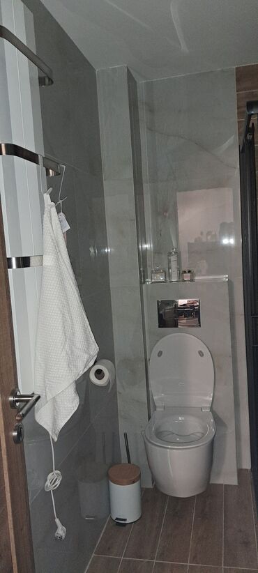 Kreveti: Ugradni TV panel sa dekorativnim lamelama + tapacirani francuski ležaj — 13