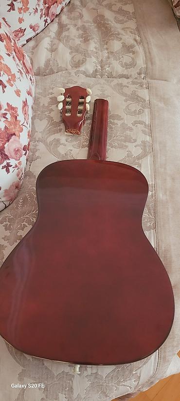 gibson gitara: Şəkildə göründüyü kimi kökləmə hissəsi qırılıb, pərpası mövcutdur — 4