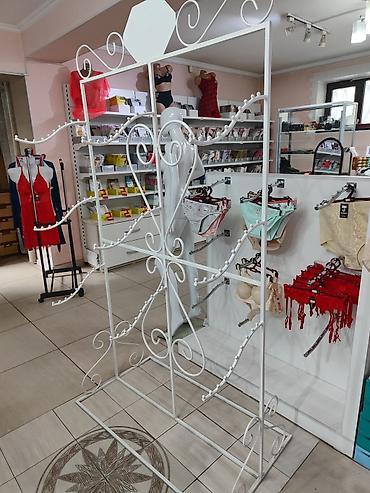 Стеллажи: Продаю торговое оборудование, кронштейны, стойки, манекен, зеркала — 8