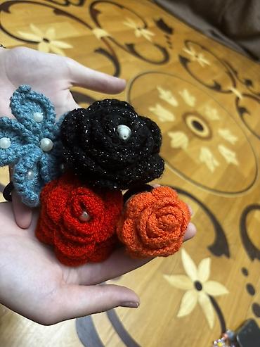 broşka: Əl işi toxuma aksesuarlar — çiçək bəzəkləri - Material: yumşaq akril — 2