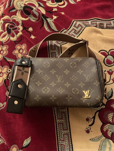 Çantalar: Klatç, Louis Vuitton, İşlənmiş