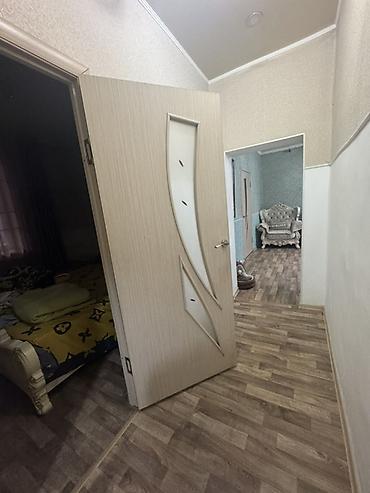 тошоки бу: Межкомнатная дверь, Б/у, Со стеклом, Одностворчатая, Деревянная, Распашная, цвет - Бежевый — 2