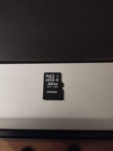 Səsgücləndiricilər, qulaqlıqlar və mikrofonlar: MicroSD 32GB(TOSHIBA)Original.Flashkart kimi də istifadə etmək