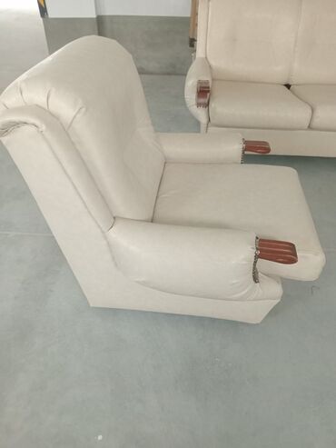 Ugaone garniture: Garnitura bež boje od eko kože, u super stanju,jedina mala oštećenja — 7