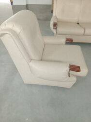 Ugaone garniture: Garnitura od eko koze u krem boji,u super stanju,jedina mana su na lalafo.rs — 3 Ugaone garniture: Garnitura od eko koze u krem boji,u super stanju,jedina mana su — 3