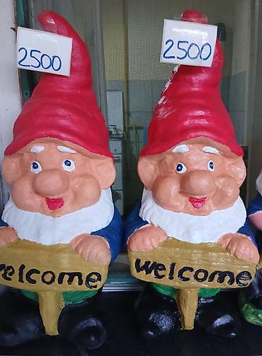 Dekorativne baštenske figurice – patuljci sa natpisom “welcome” - na lalafo.rs Dekorativne baštenske figurice – patuljci sa natpisom “welcome” -