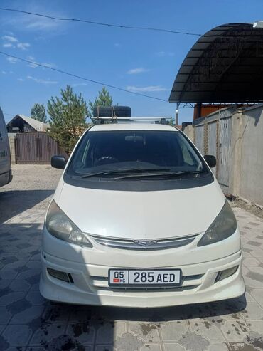 вито машина: Белый минивэн Toyota Estima с багажником на крыше. Автомобиль оснащен