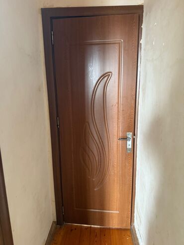 Döşəmə: Mətbəx üçün İşlənmiş Otaq qapısı 80x215 sm Üzlük ilə, Zəmanətli, Ünvandan götürmə