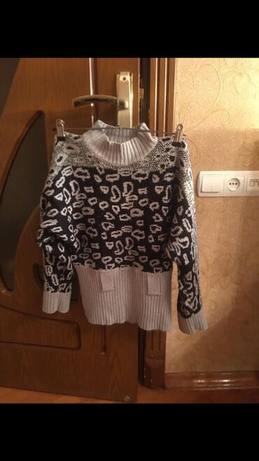 Dəstlər, kostyumlar: Qadın/yeniyetmə üçün 4 ədəd üst geyimi dəsti 1) Qara trikotaj bluz — 6