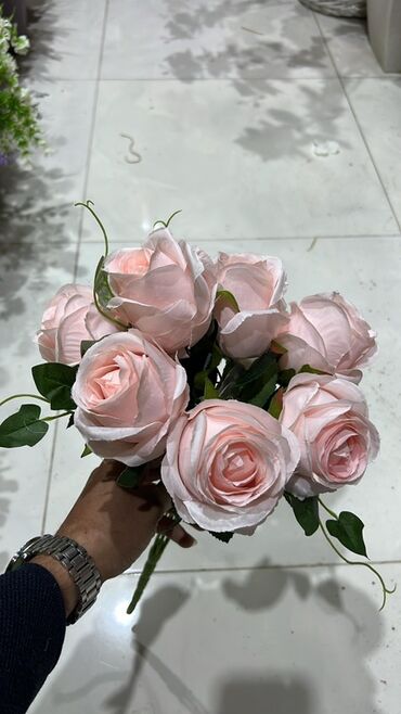 Süni güllər: Məhsul: Süni gül buketləri və kompozisiyalar Təsvir: - Realistik — 12