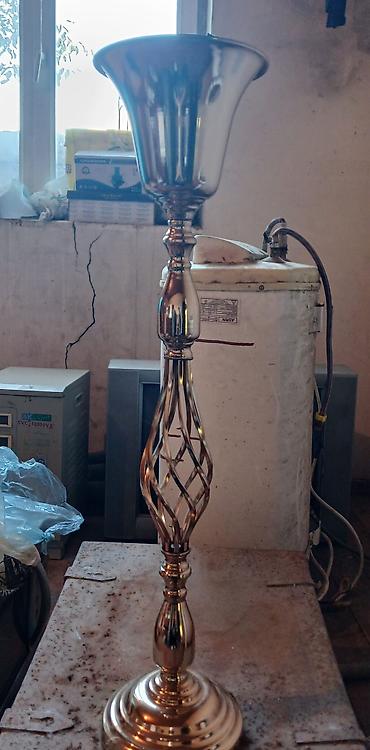 gulle: Metal döşəmə şamdan/vaza stendi - Material: parlaq cilalanmış metal - — 2