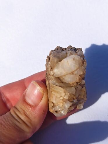 Kristali i minerali: Ovaj prirodni mineralni uzorak prikazuje kombinaciju zemljanih tonova — 18
