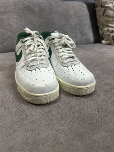 кроссовки nike: Кроссовки Nike Air Force 1 в бело-зеленой расцветке, абсолютно новые