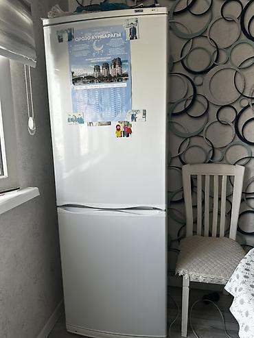 mini refrigerator: Холодильник с нижней морозильной камерой, классический белый цвет — 1