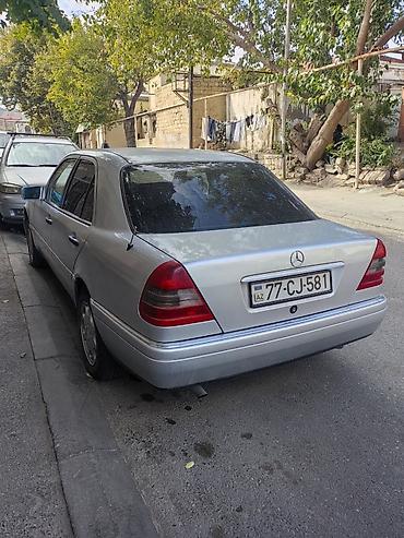 arxa panel: Mercedes-Benz sedan - Korpus: gümüş rəng, 4 qapı, kuzovda klassik — 2