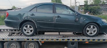 джон дир: Автомобиль Toyota Camry, кузов седан, зеленого цвета. Оснащен