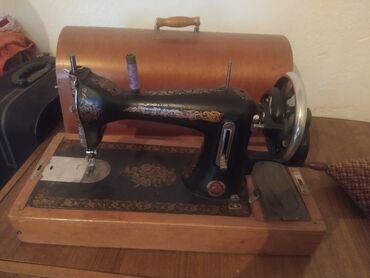 двигатель на швейную машинку: Механическая швейная машина с ручным приводом на деревянном основании