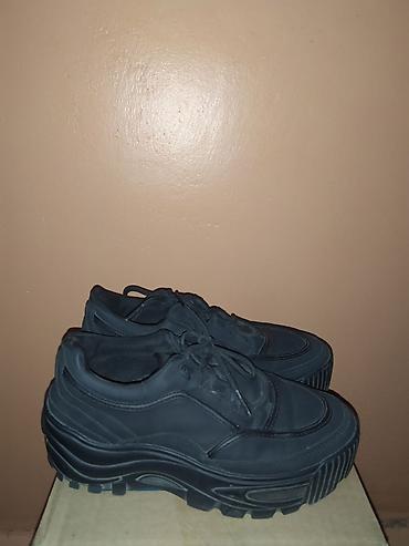 Продавцы-консультанты: Эти все женские обуви восемь пар за 5000 сом все в хорошем состоянии — 18