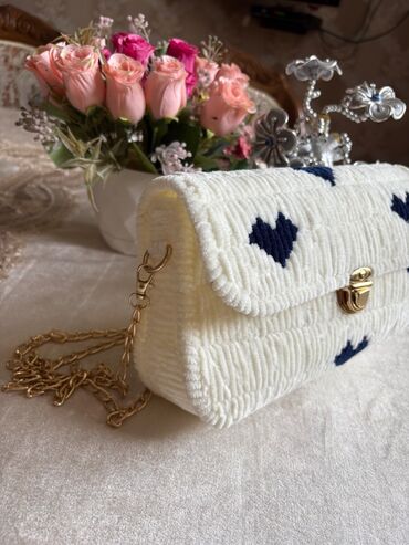 Çantalar: Hər ikisi əl işidi. Qəhvəyi rənglidə astar var, ağ rəngdə olanda — 9