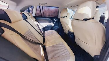 Toyota: Toyota RAV4 – ağ rəngli, modern dizaynlı krossover/SUV. Xarici: - — 5