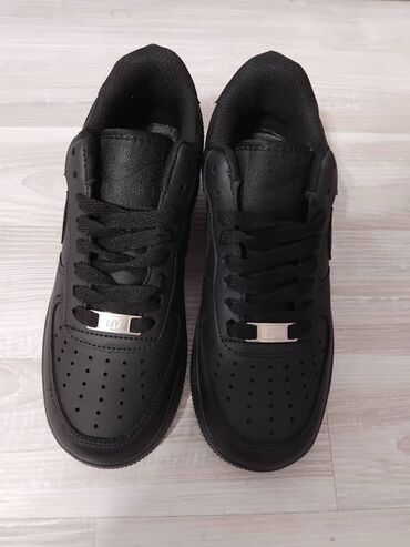адидас кроссовки оригинал: Кроссовкалар, 36, 36.5, 37, Nike, Жаңы, түсү - Кара, Өзү алып кетүү, Акылуу жеткирүү