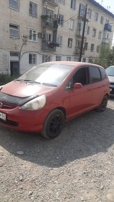 кузовные фит: Красный хэтчбек Honda Fit с пятидверным кузовом, выполненный в красном