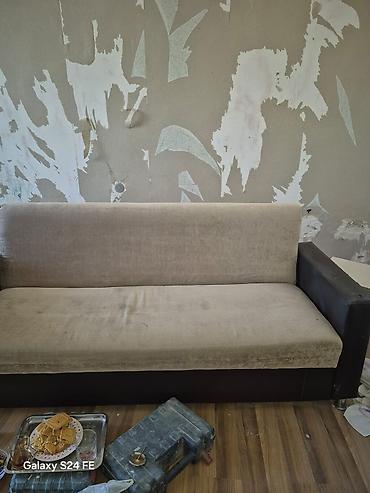 divan kreslo üstü: Divan – 3 nəfərlik, yumşaq oturacaq və arxalıq, qara rəngli süni dəri — 2