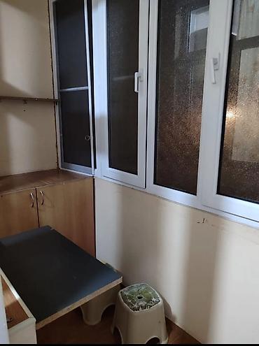 Аренда квартир: Ev Masazırda Qurtuluş 93 də yerləşir. 6 mərtəbəli binanın 5 ci — 6