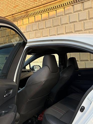 Toyota: Toyota Corolla – sedan, ağ rəng, qara dam aksenti ilə. Texniki və — 7