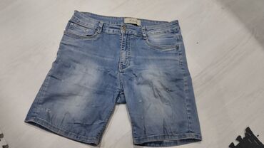 Шорты: Продаю джинсы по 190 до колена
и юбку ‼️
размер ХЛ
пишите