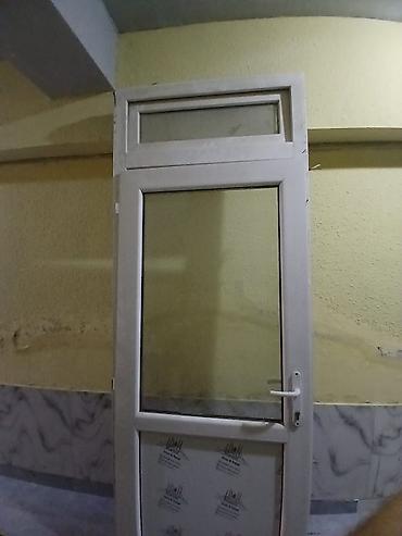 qifil: PVC qapı – şüşəli üst hissə və transom pəncərəli - Material: ağ PVC — 1