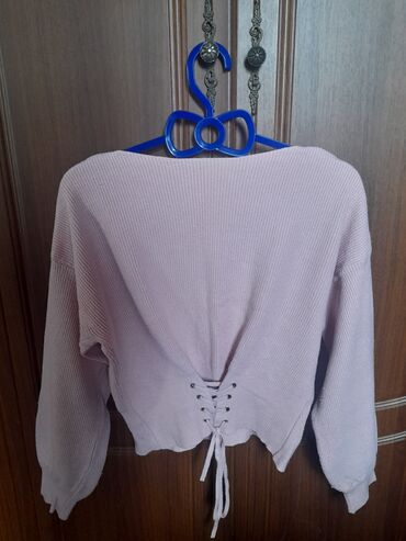 qadınlar üçün yun snudlar: Pudra çalarında, trikotaj qadın sviteri. - Material: yumşaq, elastik