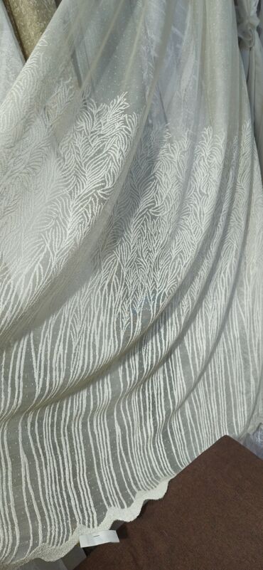 Pərdə və tüllər: Zərif, şəffaf tül pərdə, üzərində incə çiçək naxışları var. Otağınıza — 8